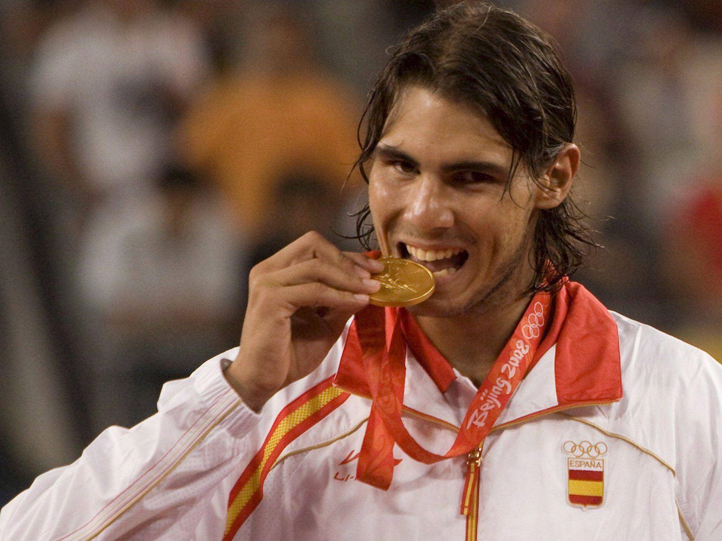 Rafael Nadal muerde la medalla de oro en Pekín 2008. (EFE/Adrian Bradshaw)