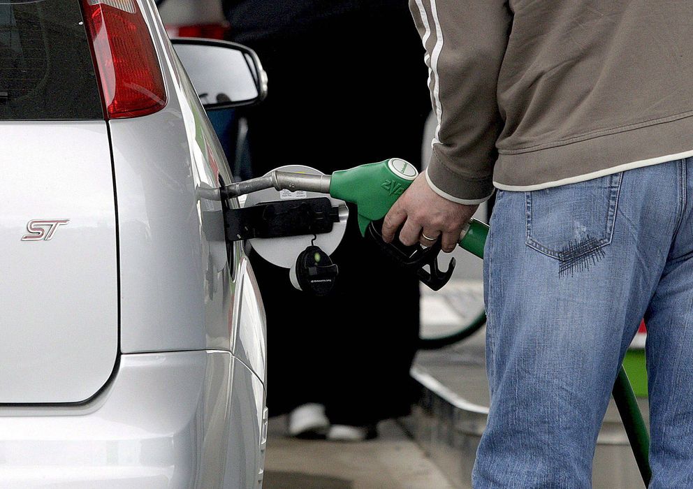 Foto: Un hombre reposta gasolina en una estación de servicio. (EFE)