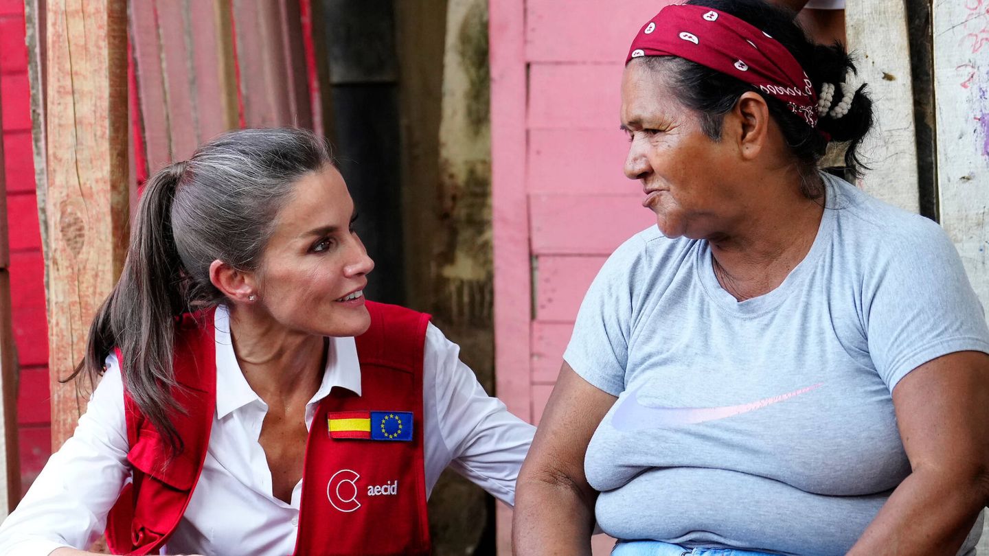 La Reina conversa con una mujer en Colombia. (LP)