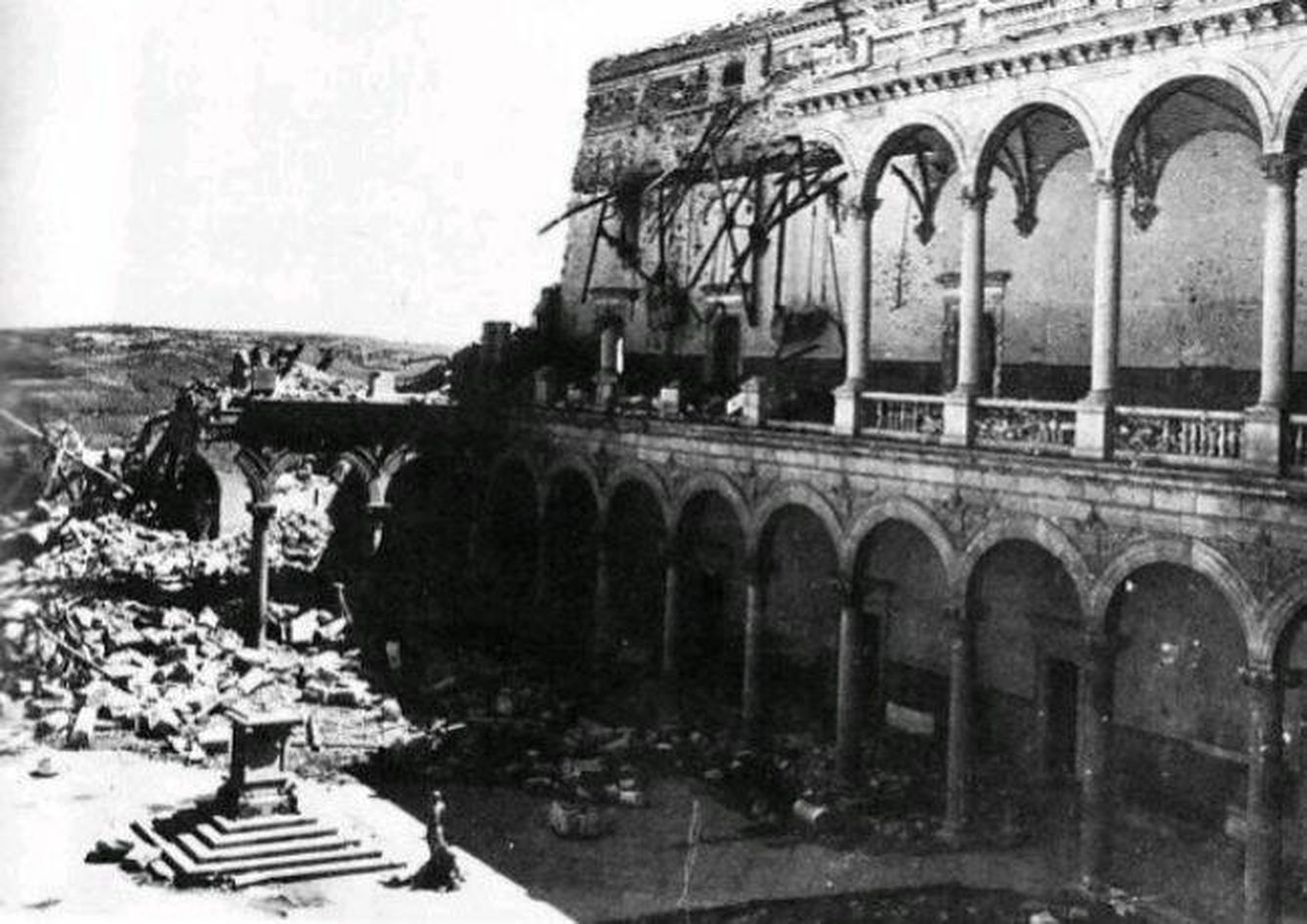 El patio del Alcazar de Toledo derruido por las bombas.