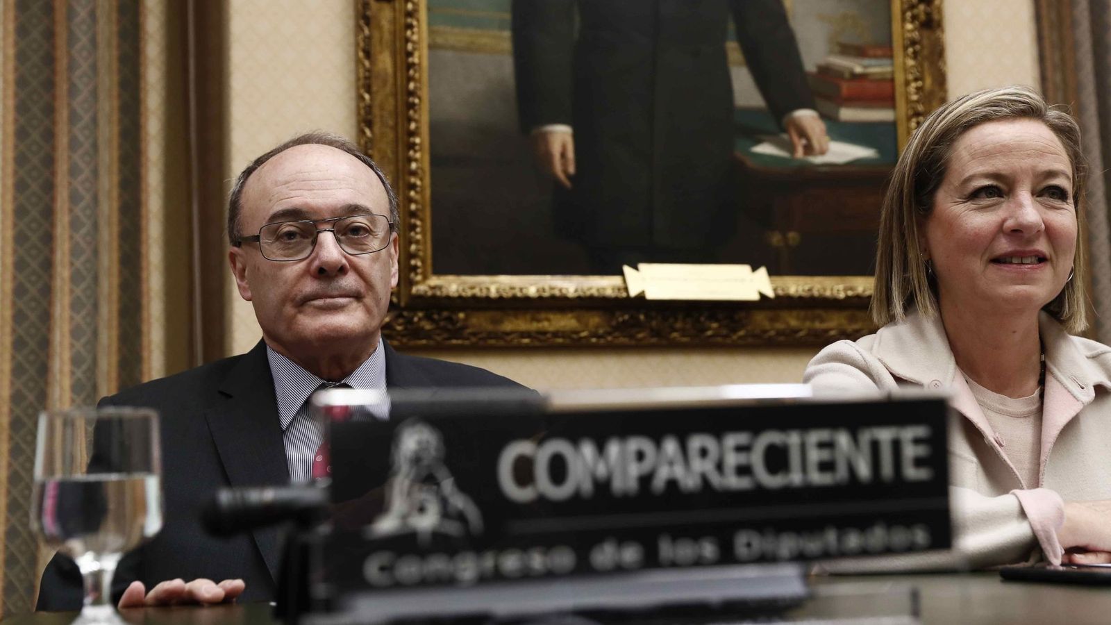 Foto: El Gobernador del Banco de España, Luis María Linde, hoy en el Congreso. (EFE)