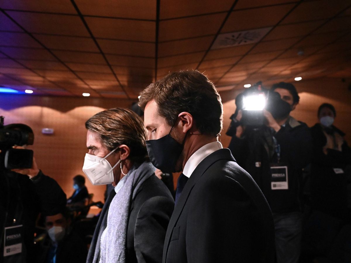 Foto: El expresidente del Gobierno José María Aznar (i) y el presidente del PP, Pablo Casado. (EFE)