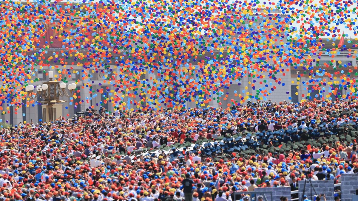 ¿A dónde van a parar los globos que soltamos en las celebraciones?
