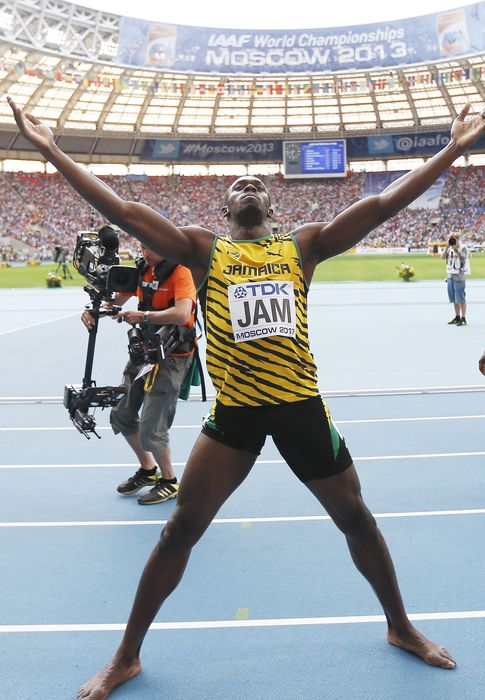 Foto: Usain Bolt saluda al público del Luzhnikí tras su tercer oro (Efe).