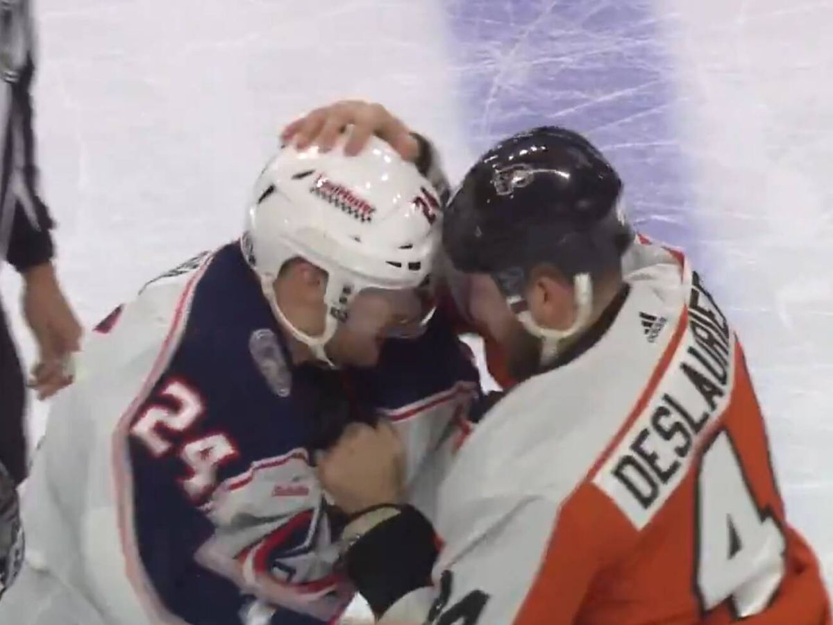 Foto: El minuto perfecto para describir la norma más bizarra del hockey hielo: aquí no se para una pelea (X/@BR_OpenIce)