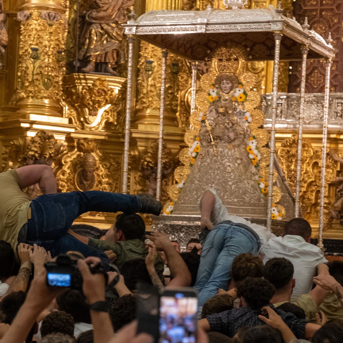 La Matriz inicia los trabajos de restauración de la Virgen del Rocío y el  Simpecado preside el altar