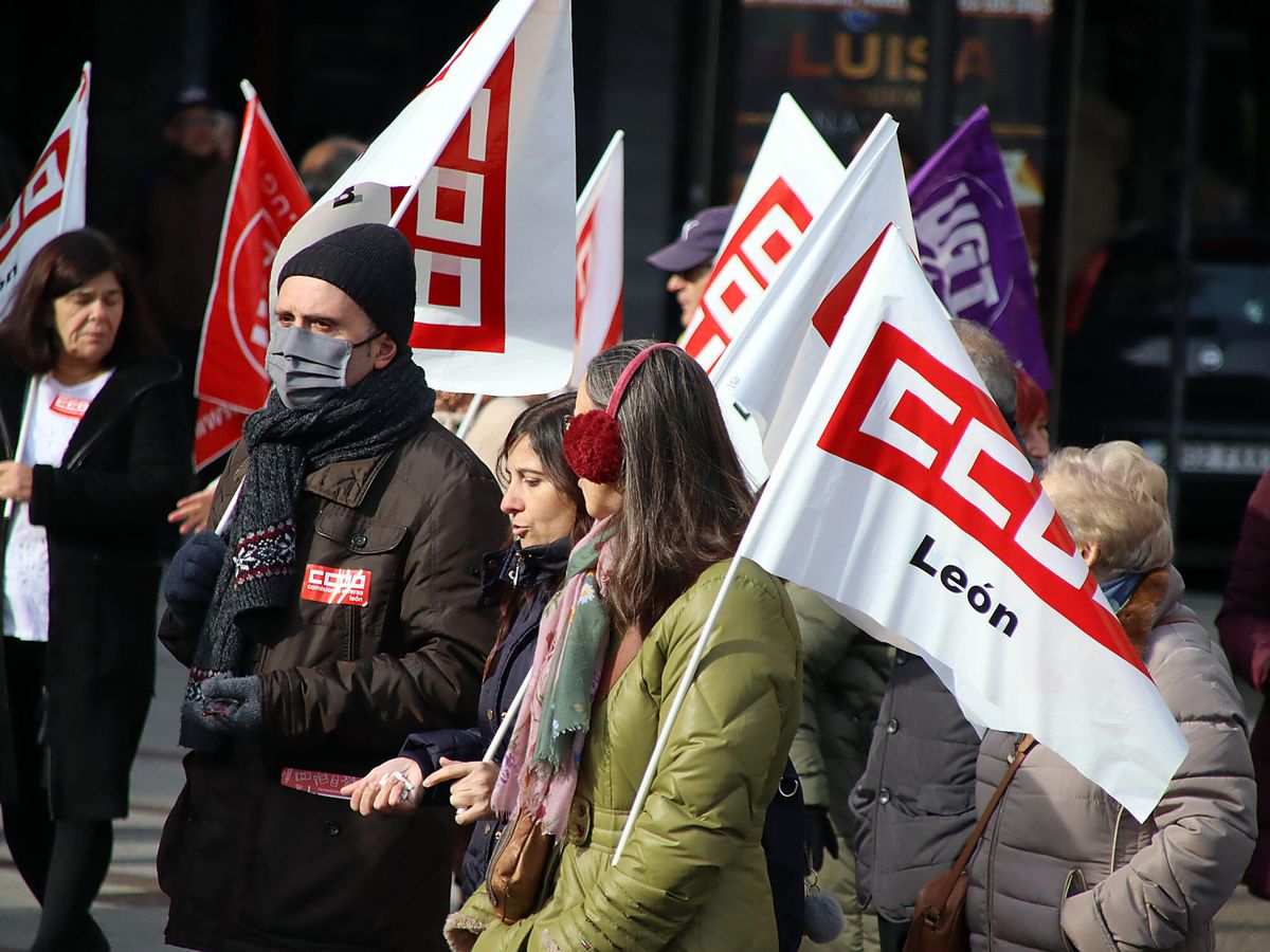 Foto: Banderas del sindicato CCOO en una manifestación. (EFE/J. Casares)