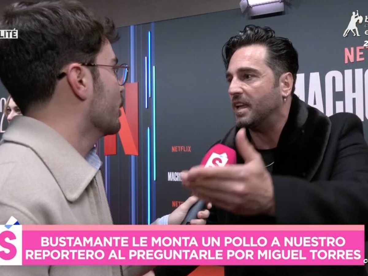 Foto: El periodista Darío del Alcázar entrevistando a David Bustamante para 'Socialité'. (Mediaset)