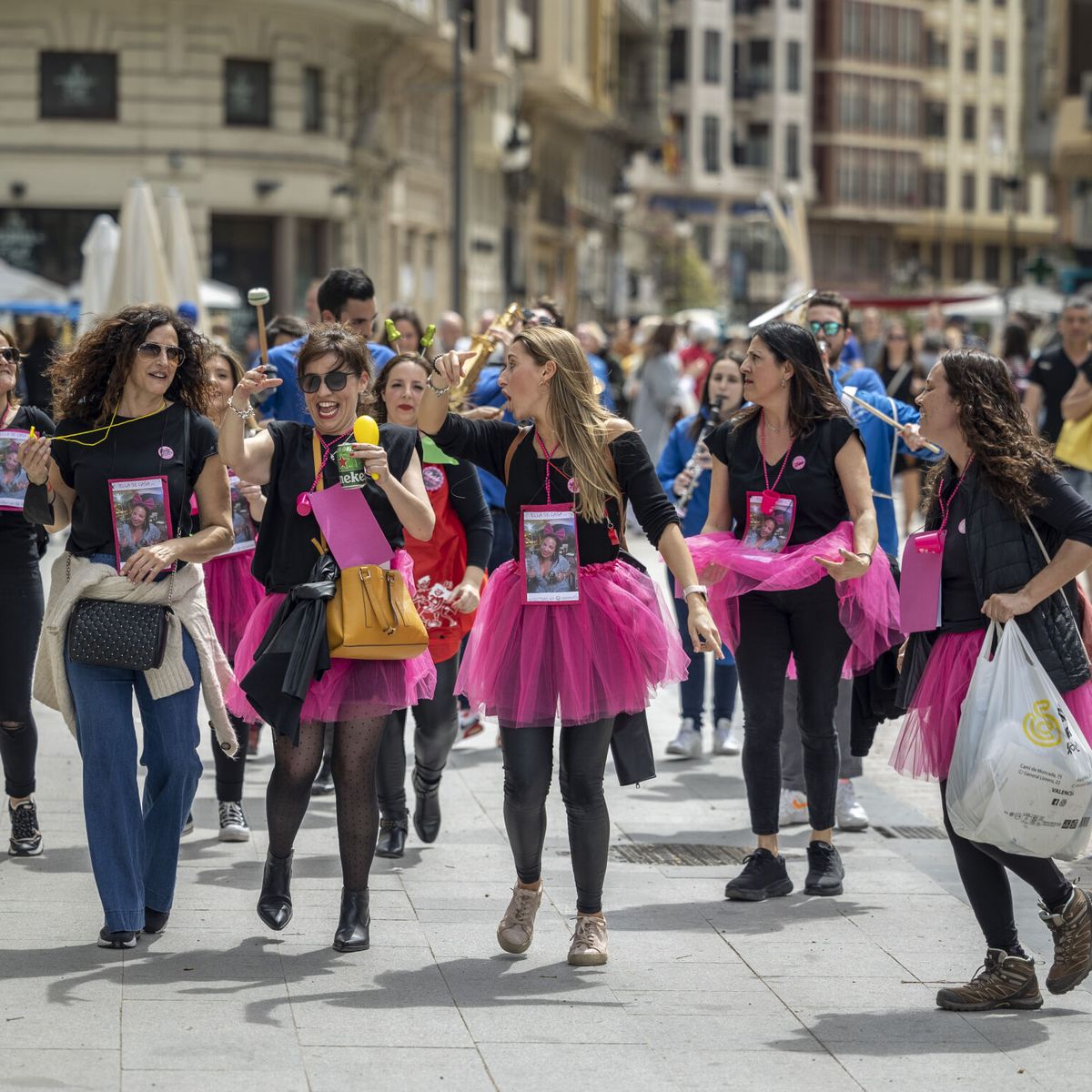 Estado derivación Trasplante No más diademas con penes y muñecas sexuales: Málaga multará las despedidas  eróticas