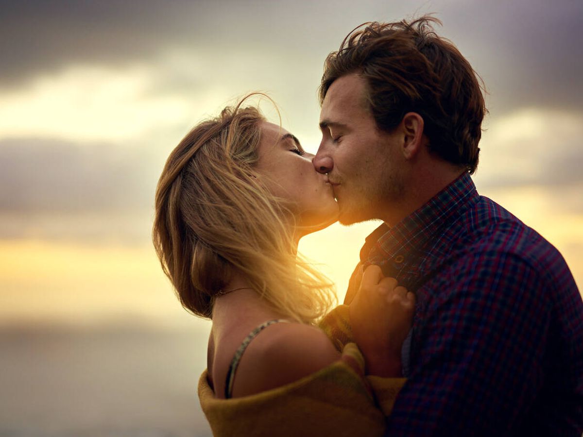 Foto: Una pareja besándose (iStock)