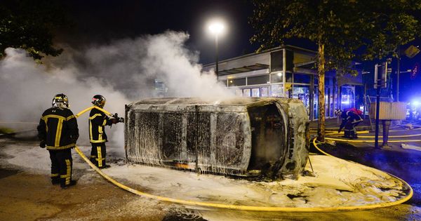 Foto: Los bomberos sofocan las llamas de un vehículo. Foto: Efe