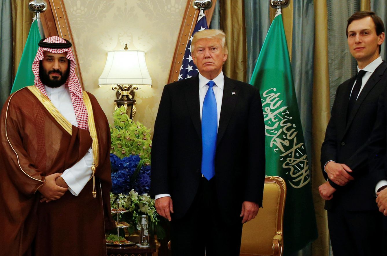 Donald Trump y su yerno y asesor Jared Kushner con el príncipe heredero saudí Mohamed Bin Salman en el Hotel Ritz Carlton de Riad, en mayo de 2018. (Reuters)