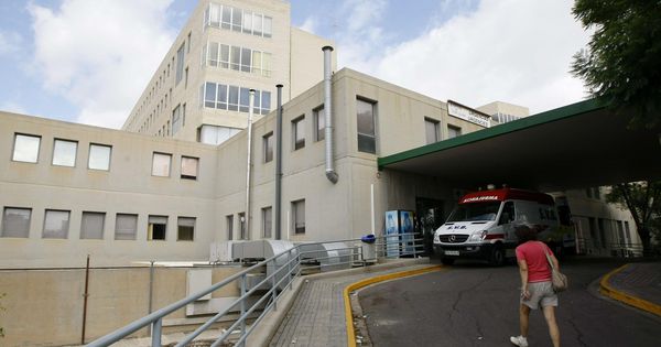 Foto: La mujer fue atendida en el hospital de Alicante (EFE/Manuel Lorenzo)