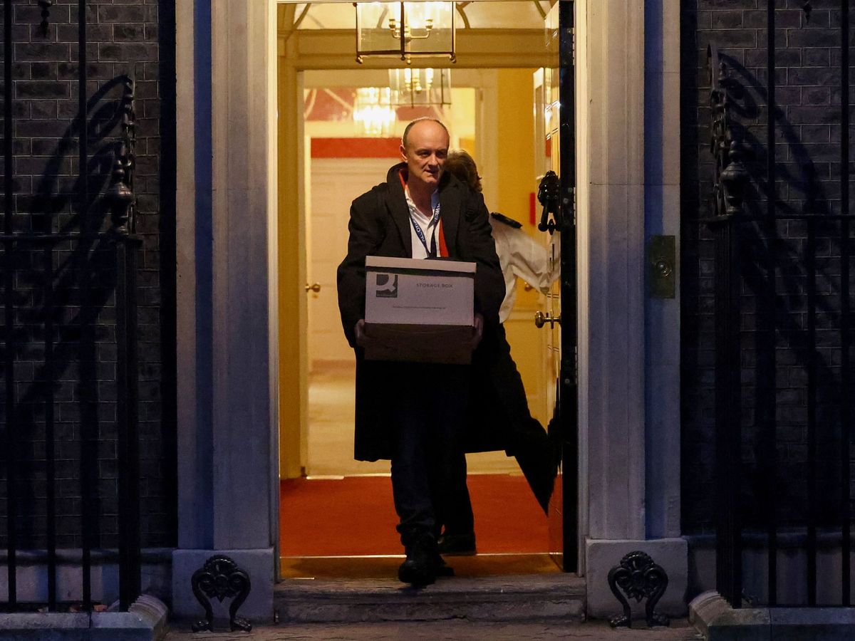 Foto: Dominic Cunnings el pasado 13 de noviembre, cuando se vio forzado a abandonar el número 10 de Downing Street. (Reuters)