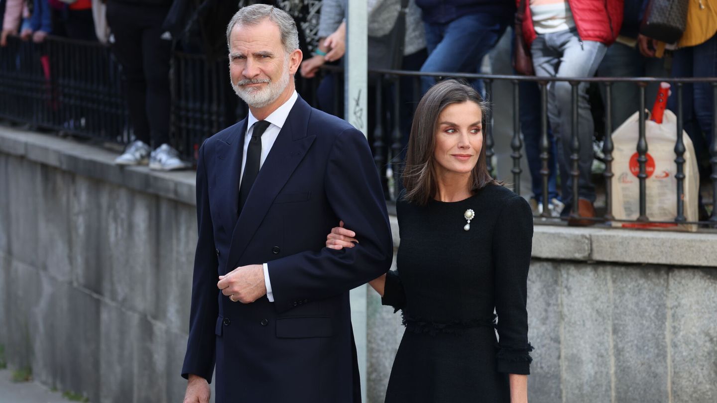 Los reyes Felipe y Letizia a su llegada a la misa funeral de Fernando Gómez-Acebo y de Borbón. (Europa Press)