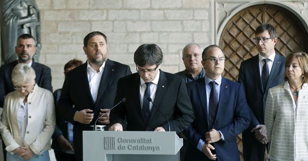 Foto: El presidente de la Generalitat, Carles Puigdemont, y su equipo de Gobierno, este miércoles. (EFE)