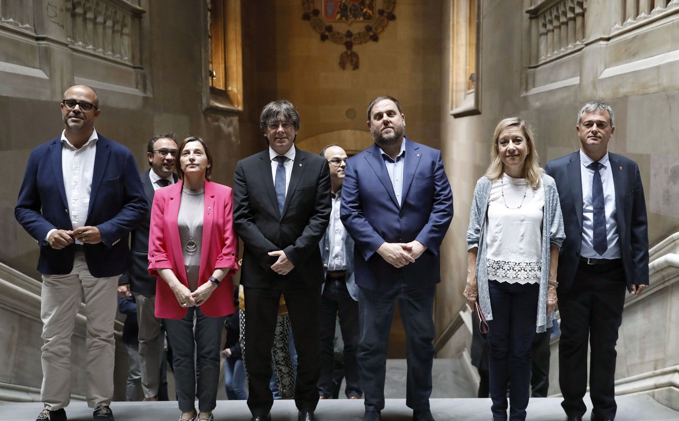 Miquel Buch, presidente de la Asociación Catalana de Municipios (ACM), Carme Forcadell, Carles Puigdemont, Oriol Junqueras, Neus Lloveras y Jordi Gaseni. (EFE)