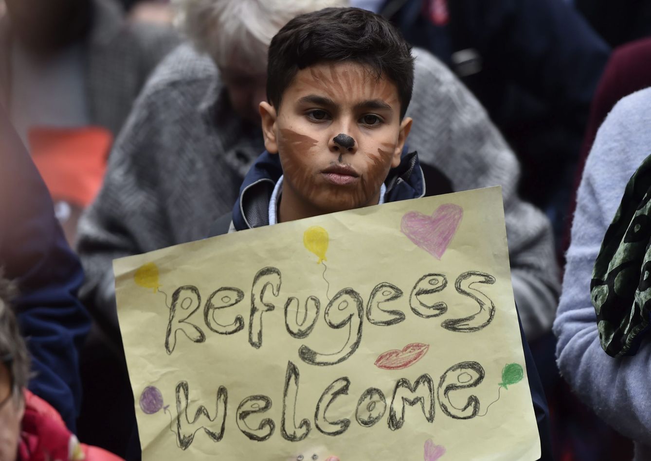Manifestantes muestran pancartas a favor de la acogida de refugiados en Londres. (Reuters)