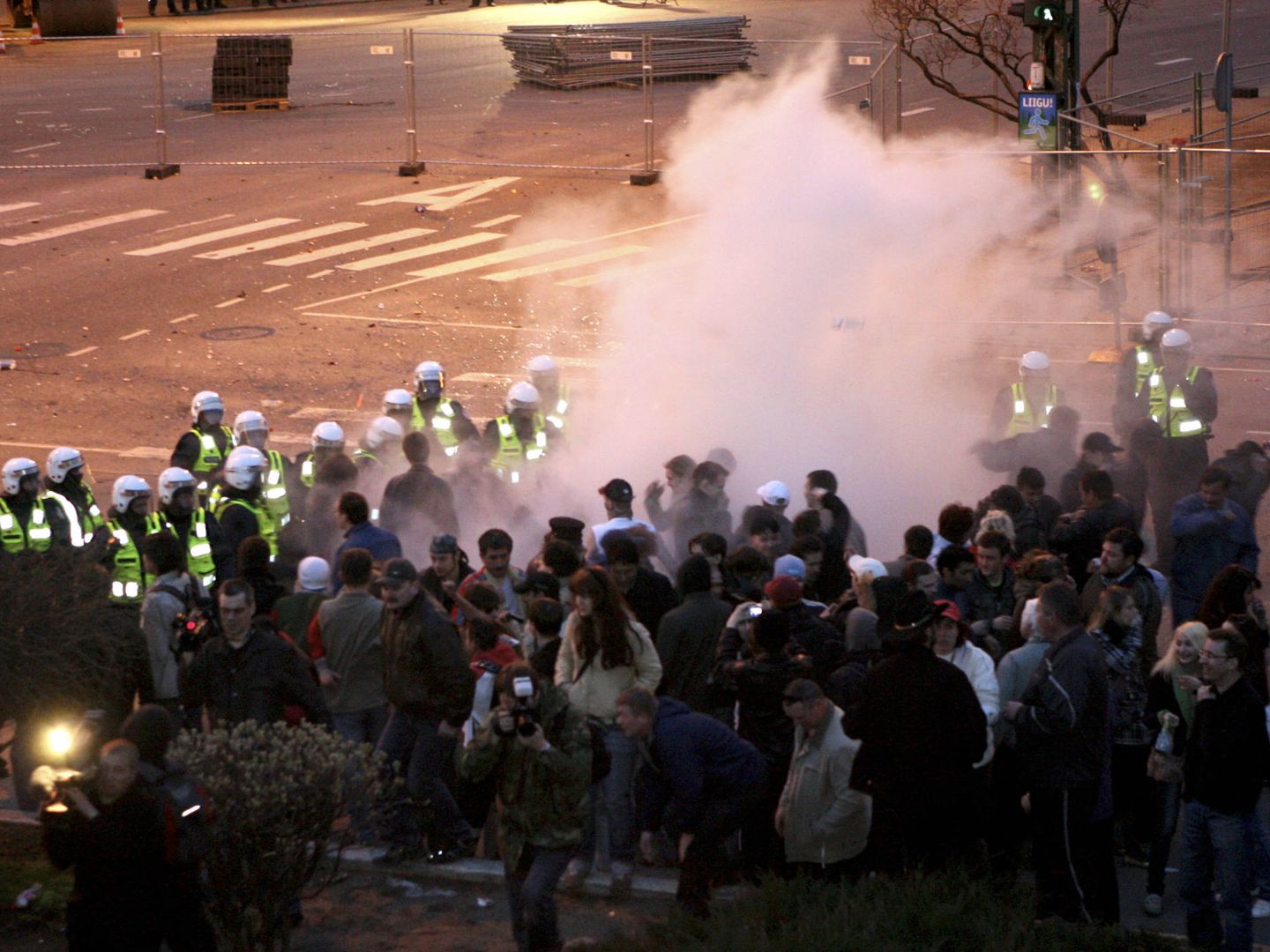 Enfrentamientos entre la policía antidisturbios y miembros de la minoría rusa en Tallin, el 26 de abril de 2007. (Reuters)