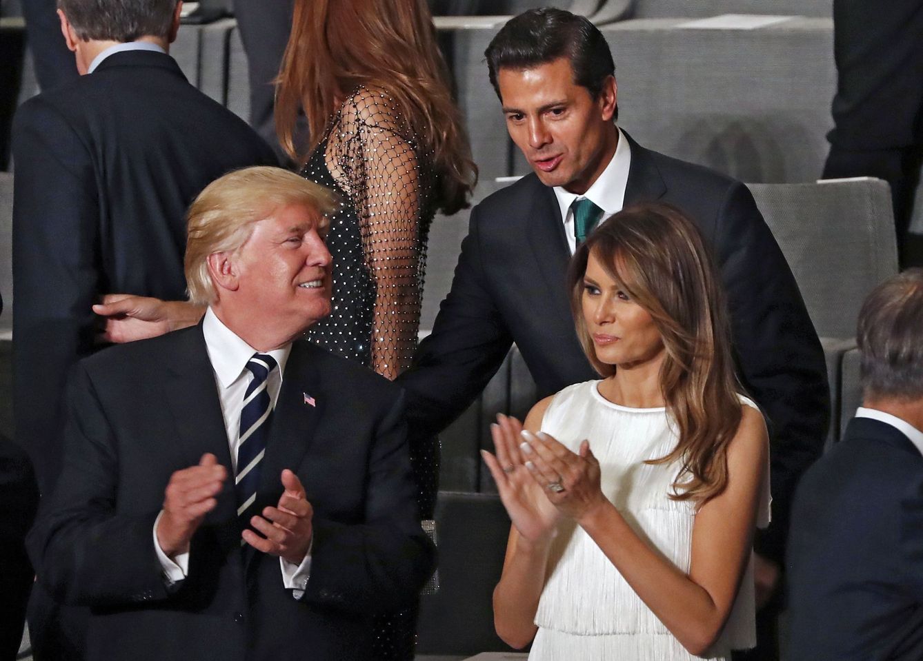 Enrique Peña Nieto conversa con Trump y su esposa Melania durante un concierto en la Filarmónica del Elba en Hamburgo, el 7 de julio de 2017. (EFE)