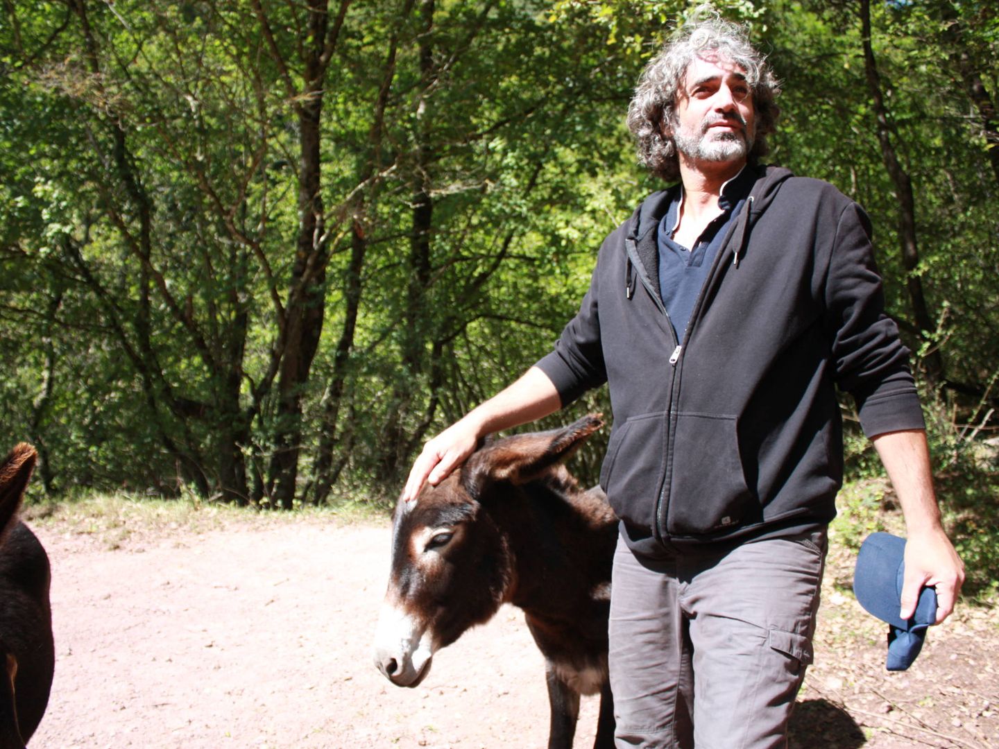 Didac A. Costa, junto a su burro Burruti. (A.V)