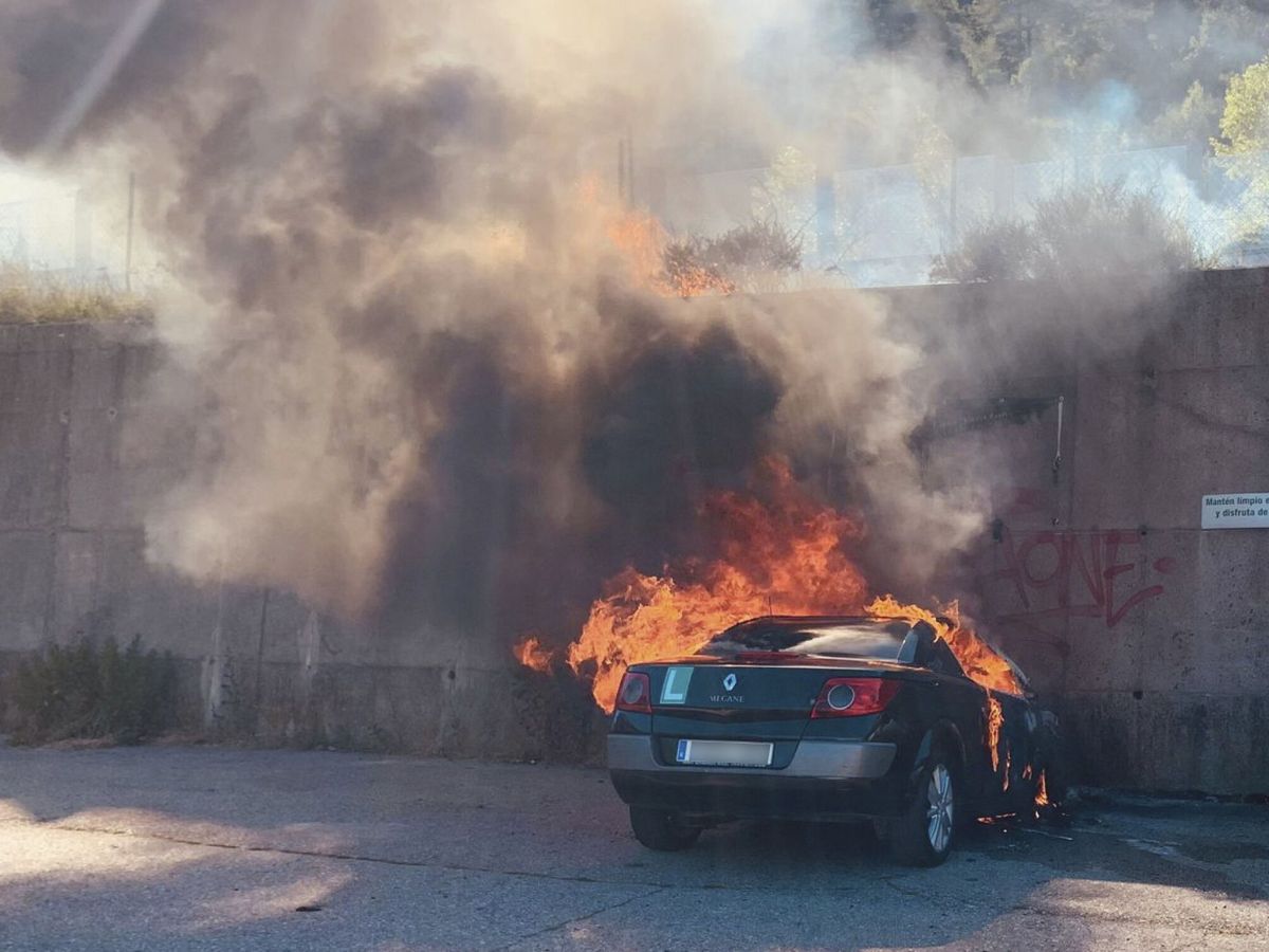 Foto: Un equipo de bomberos del Ayuntamiento de Huesca ha extinguido un incendio declarado en un coche. (EFE/Ayuntamiento de Huesca)