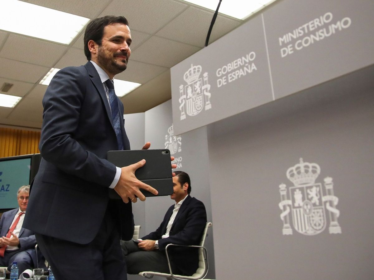 Foto: El ministro de Consumo, Alberto Garzón, el pasdo lunes en la sede del Ministerio de Sanidad y Consumo. (EFE)