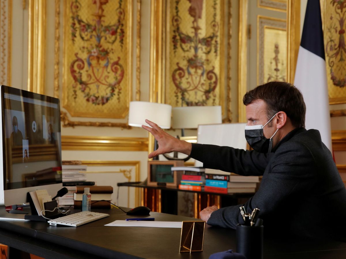 Foto: Macron, en una videoconferencia en la que explica el fin de la ENA. (Reuters)