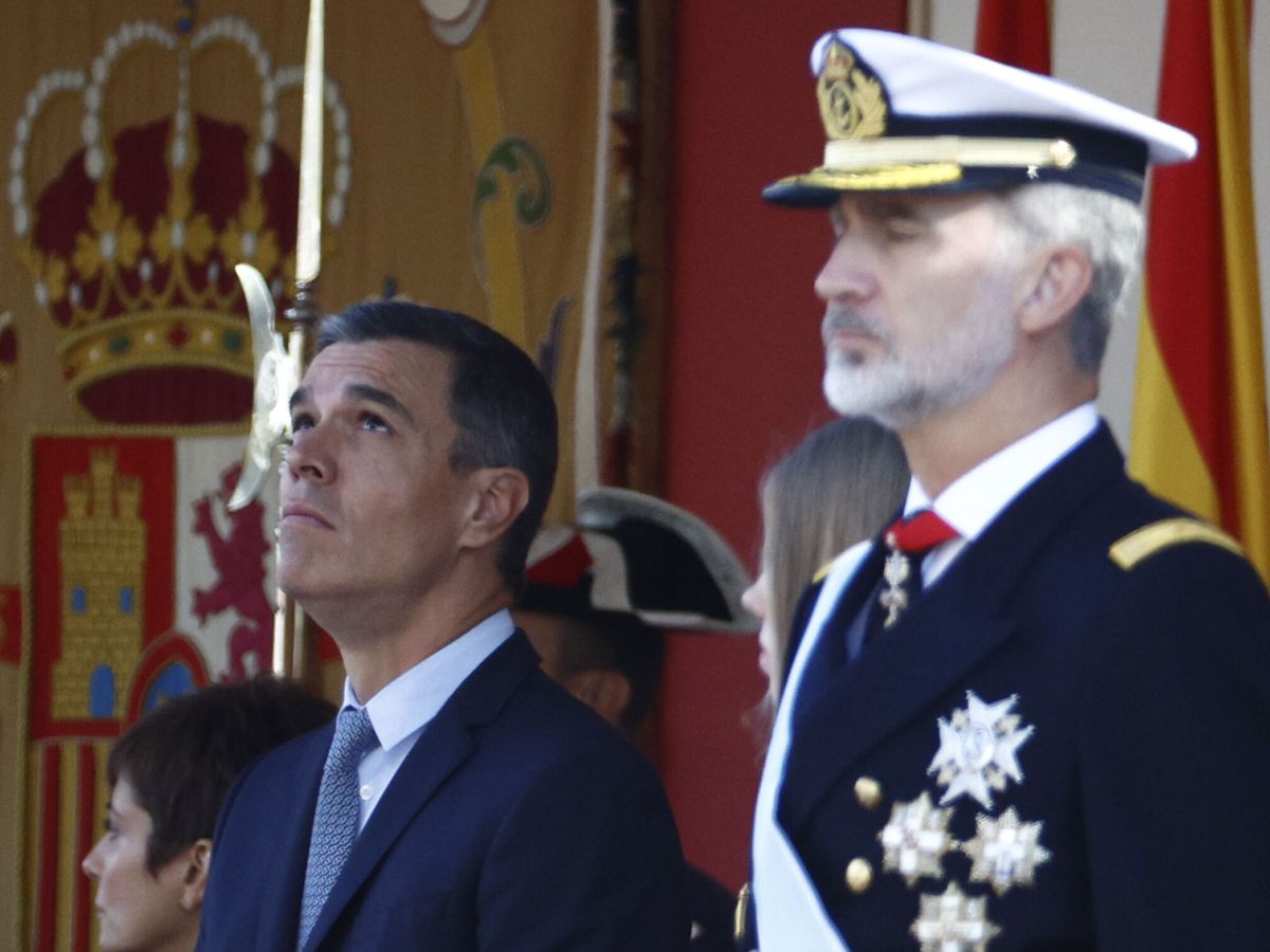 Foto: Felipe VI y Pedro Sánchez, en el desfile del 12 de octubre. (EFE/Rodrigo Jiménez)