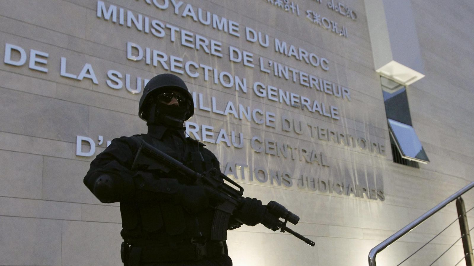 Foto: Un policía custodia la sede de la DGSE en Salé, Marruecos (Reuters)