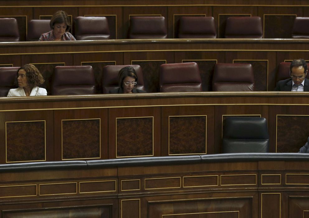 Foto: Pedro Sánchez, en su escaño como líder de la oposición, en el Congreso (EFE)