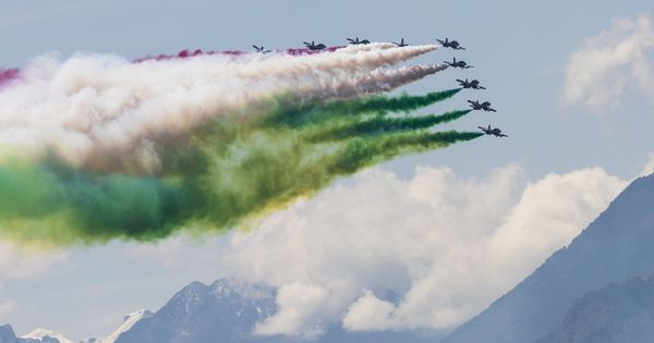 Foto: El equipo acrobático italiano colorea el cielo con los colores de su bandera nacional. (EFE)