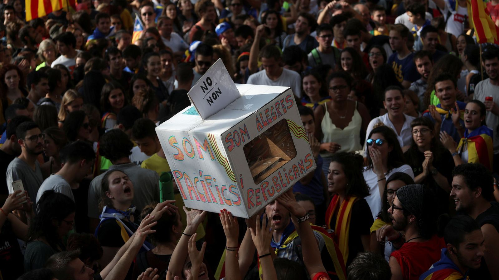 Foto: Concentración fuera del TSJ de Cataluña. (Reuters)