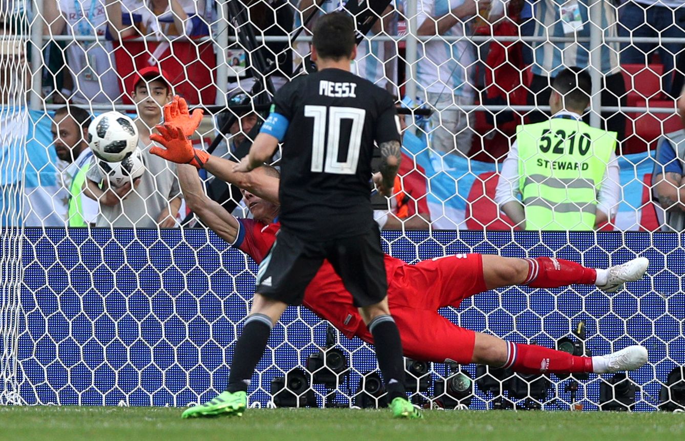 Messi falla un penalti contra Islandia en el primer partido de Argentina en el Mundial de Rusia. (Reuters)