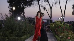 Palomo Spain celebra el décimo aniversario de su marca con un desfile histórico entre rosas y una industria rendida a su talento