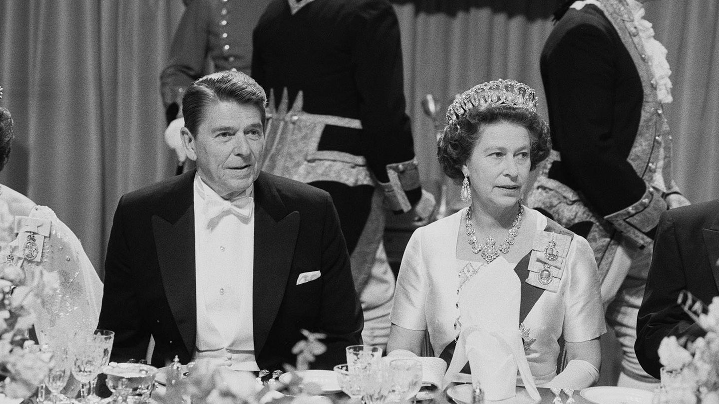 Ronald Reagan y la reina Isabel II, en 1982. (Getty)