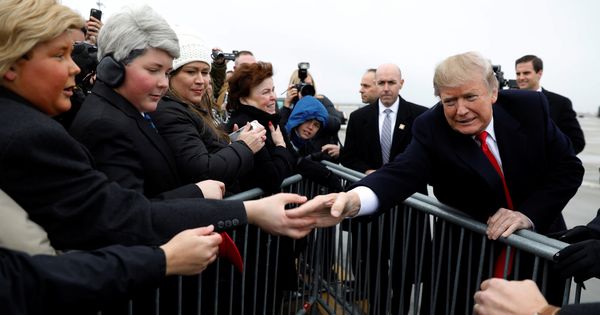 Foto: Donald Trump estrecha la mano de dos niños disfrazados de él y del vicepresidente Mike Pence, en Salt Lake City, Utah, el 4 de diciembre de 2017. (Reuters)