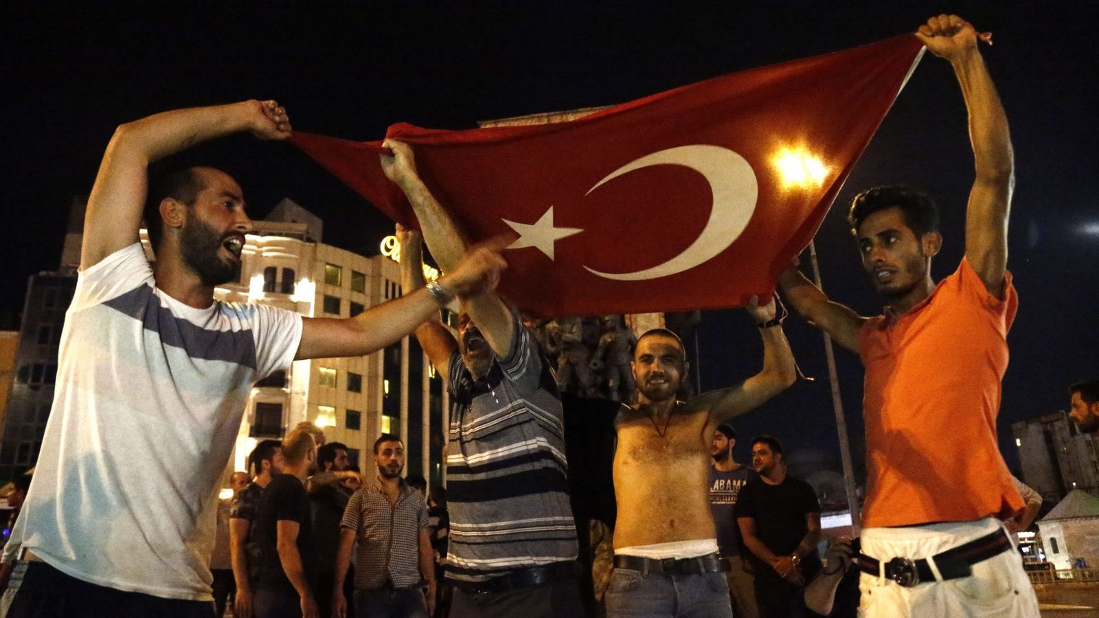 Foto: Simpatizantes de Erdogan en la Plaza Taksim de Estambul. (EFE)