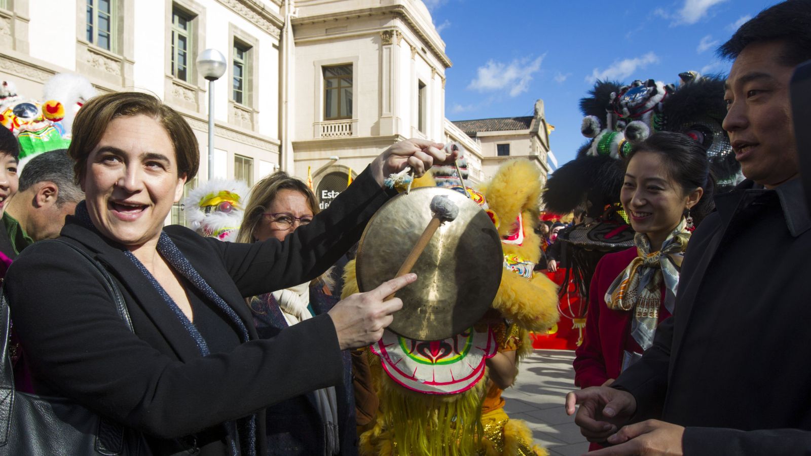 Foto: La alcaldesa de Barcelona, Ada Colau, celebra el Nuevo Año Chino. (Efe) 