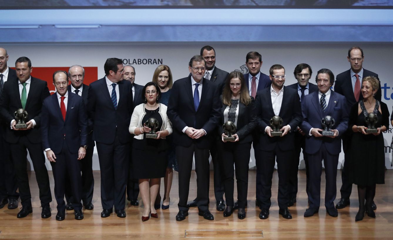 El presidente del Gobierno, Mariano Rajoy, posa juntos a los galardonados con los Premios Cepyme. (EFE)