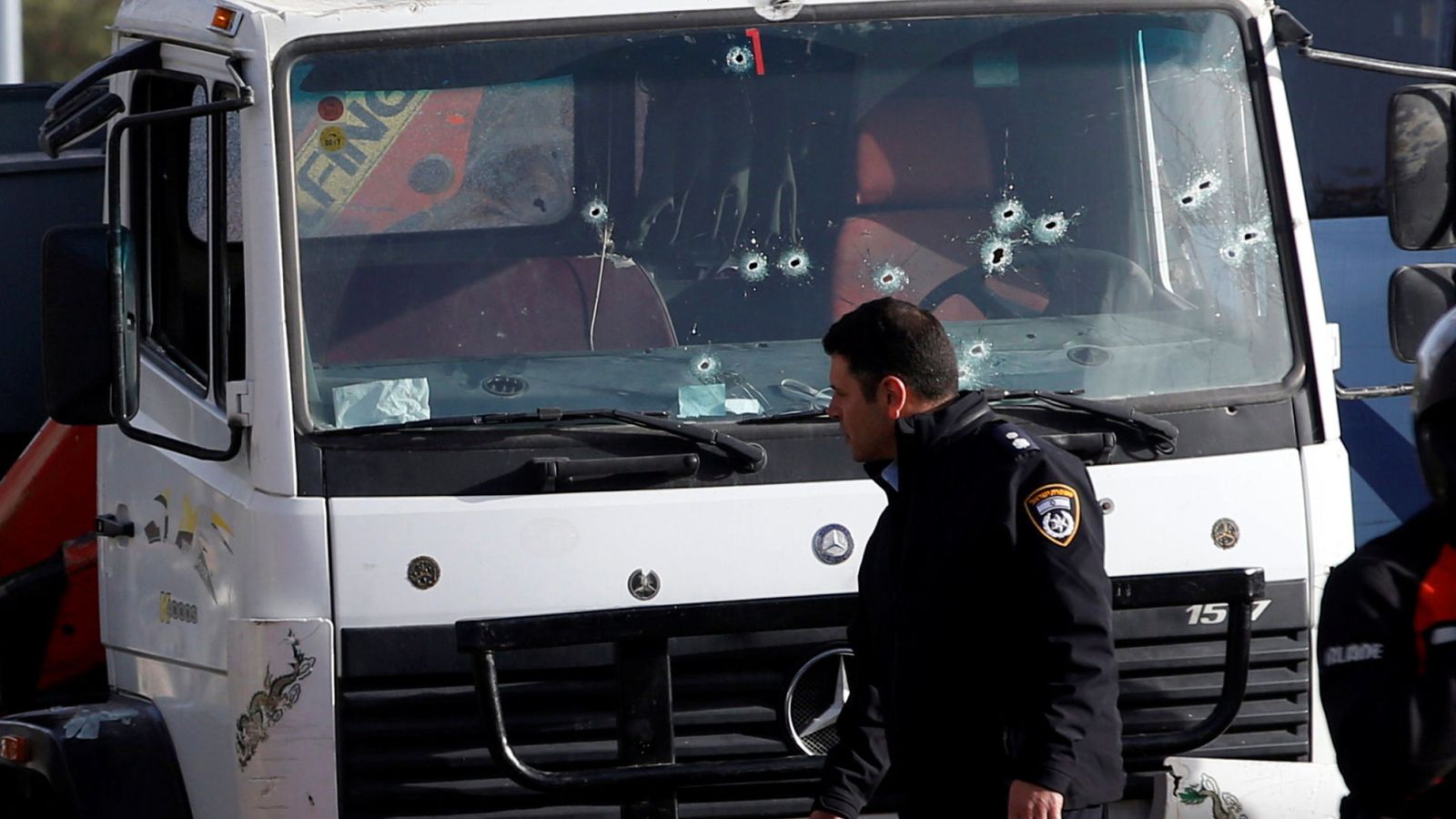 Foto: Un policía camina frente al camión utilizado para arrollar a varias personas en el ataque. (Reuters)