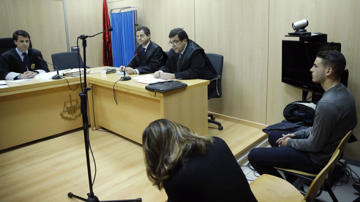 Lucas Hernández, durante el juicio por agredir a su pareja en Las Rozas en febrero del año pasado. (EFE)