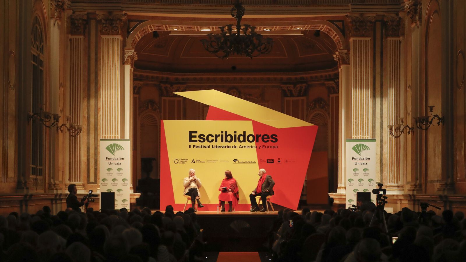 Mario Vargas Llosa, Marisol Schulz y Leonardo Padura. (EFE/Jorge Zapata)