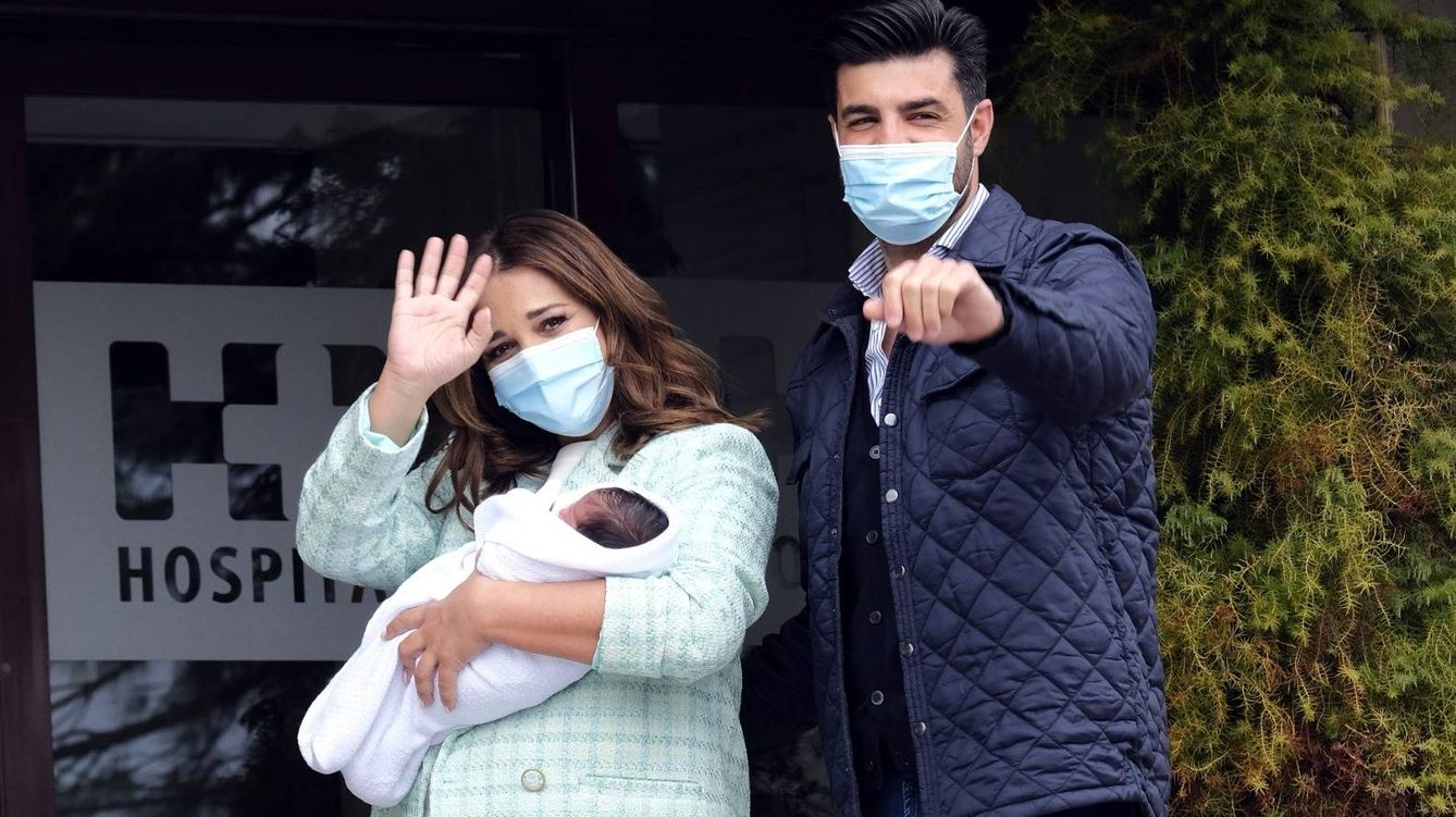 Foto: Paula y Miguel dejan el hospital. (CP)