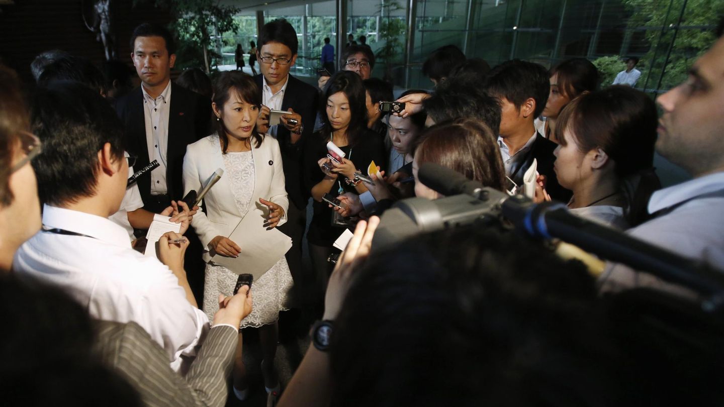 La ministra Masako Mori, en el centro, habla con los periodistas en una imagen de archivo de 2014. (Reuters)