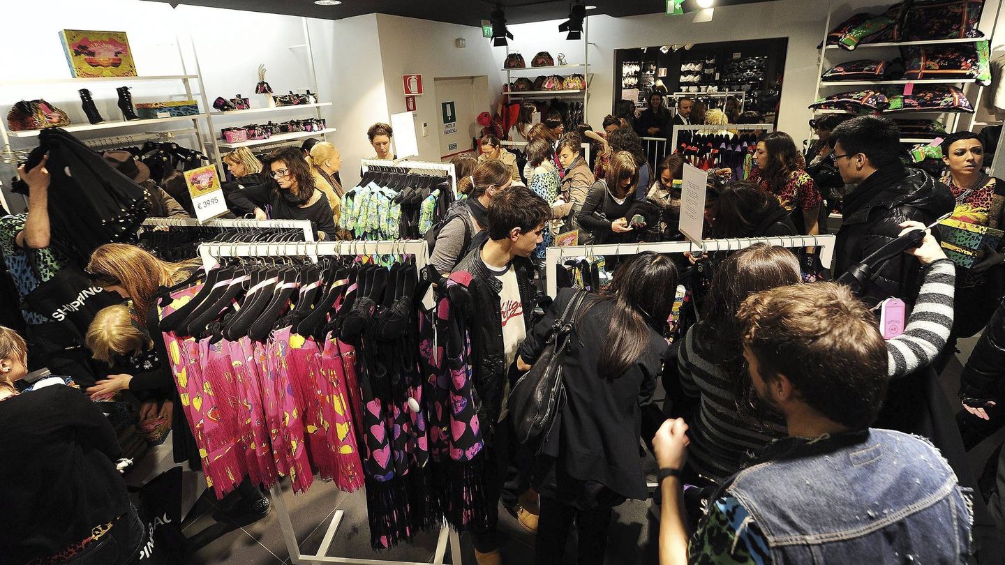 Las tiendas de moda ya han empezado a dar salida al excedente tras una temporada floja. (EFE)