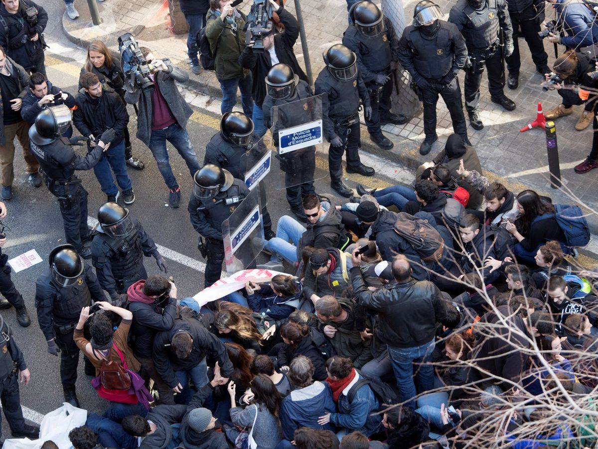 Foto: Personas concentradas ante la Fiscalía General de Catalunya respondiendo a una llamada de los CDR en febrero de 2019. (EFE)