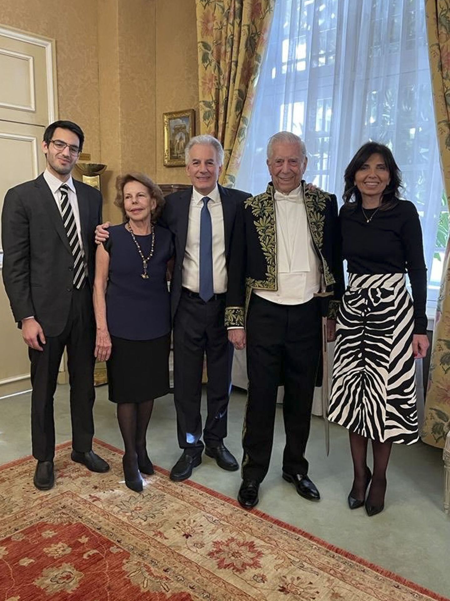 Mario Vargas Llosa posa junto a parte de su familia en el acto de su ingreso a la Academia Francesa. (EFE)
