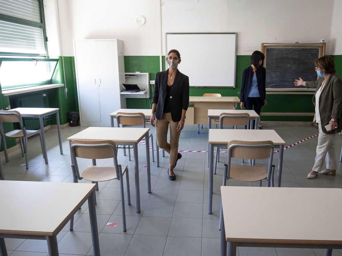 Foto: La alcaldesa de Roma, Virginia Raggi, visita una escuela. (EFE)