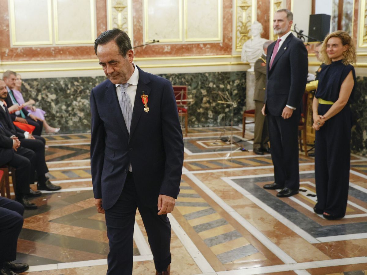 Foto: El Rey impone la Medalla del Congreso al expresidente de la Cámara Baja José Bono. (EFE/Mariscal)